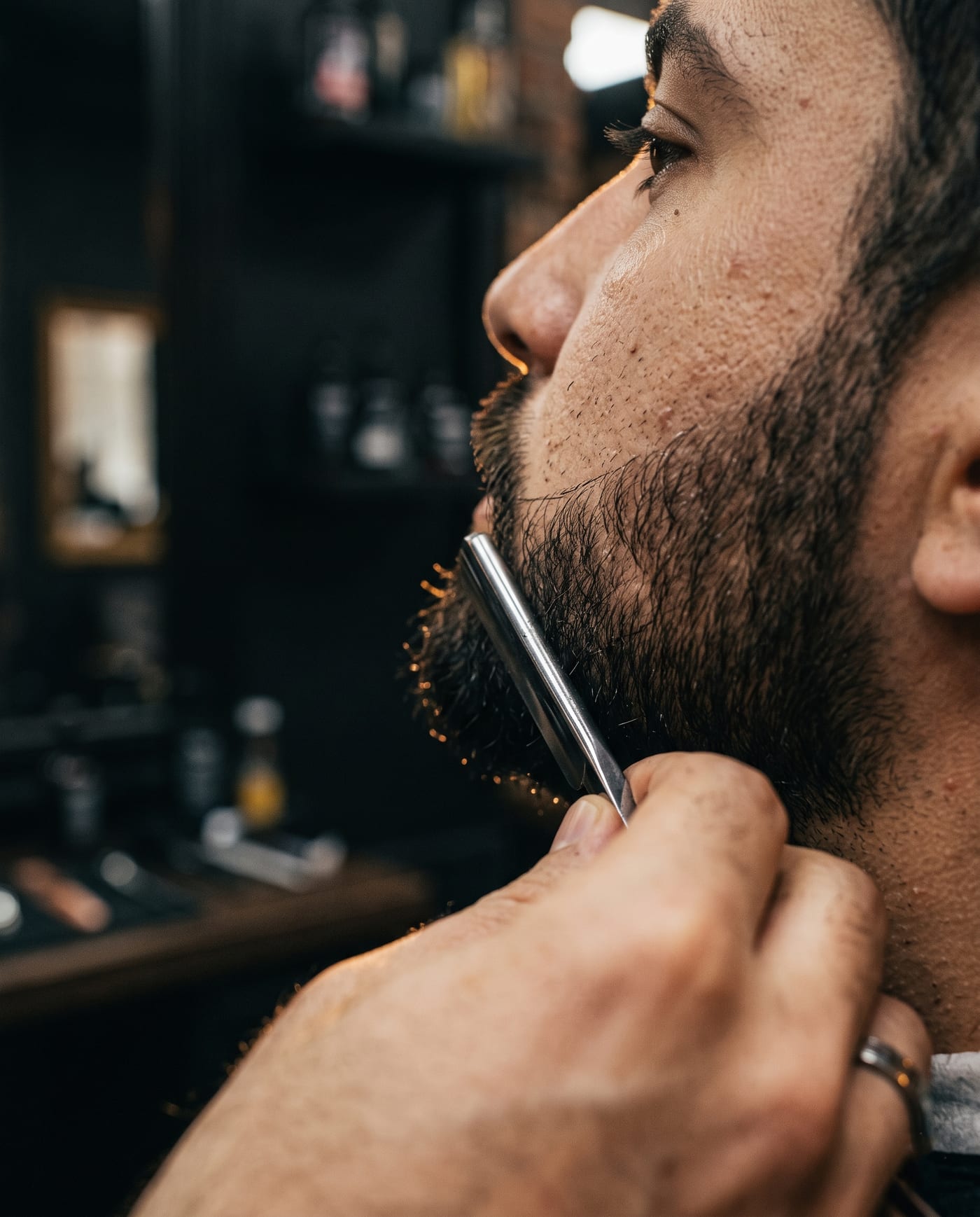 تحديد اللحية بالموس في Red Gents Salon دبي